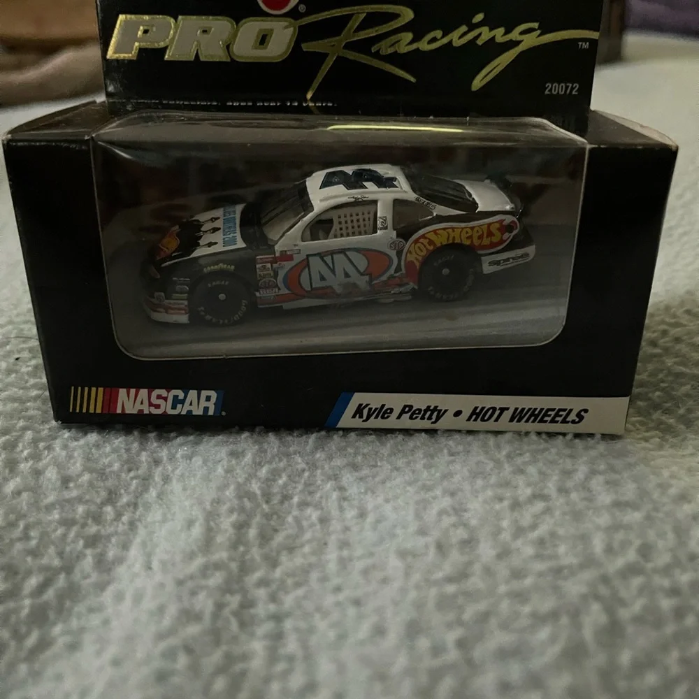 1998 Hot Wheels NASCAR Pro  Racing Die-Cast Car Kyle Petty - Picture 2 of 3